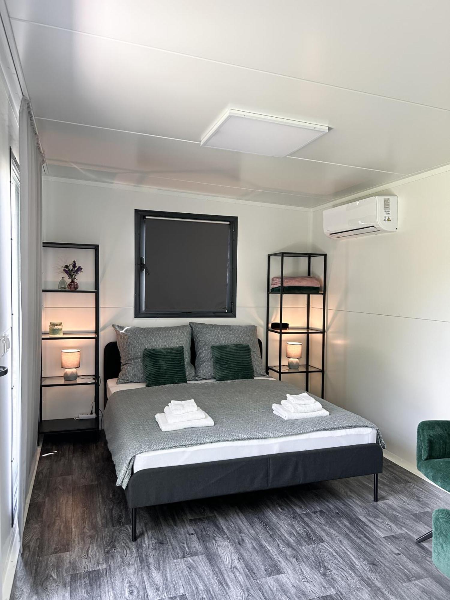 Апартаменты Tiny House Mezi Sklepy Kobyli Экстерьер фото