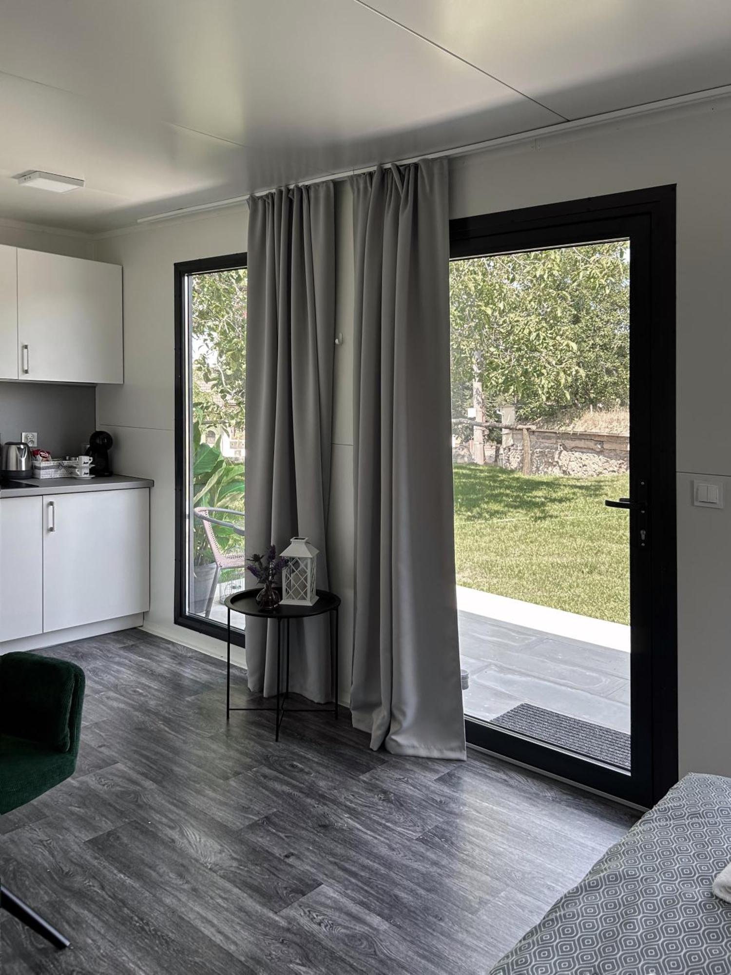 Апартаменты Tiny House Mezi Sklepy Kobyli Экстерьер фото